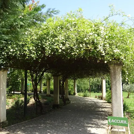 לינה וארוחת בוקר Golf Club D'uzes